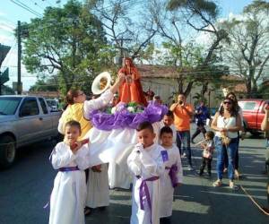 La procesión del Vía Crucis Infantil, llena de solemnidad las calles de la ciudad. Conmueve ver a los niños cargar con pequeñas imágenes religiosas, como esta de la Verónica. Fotos: Juan César Diaz/ El Heraldo.