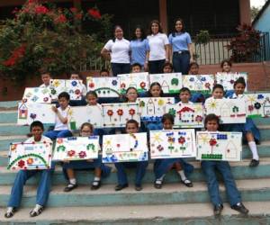 Los alumnos que conforman el Comité Ambiental en la Escuela Tomás Álvarez Dolmo mostraron sus creaciones al final de la clase.