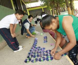 Una madre de familia de la Escuela Víctor F. Ardón mientras elabora una cortina con discos compactos. Foto: E. Flores/E. Salgado/J. Magallanes/a. Amador/ EL HERALDO