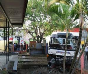 El autobús infractor permanece volcado en plena calle mientras un herido es llevado al hospital.