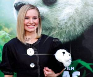 En esta foto del 17 de marzo del 2018, Kristen Bell sostiene un oso panda de peluche durante la premiere de 'Pandas' en Los Angeles.