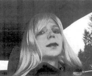 Esta fotografía sin fecha de cortesía de la US Army muestra una foto de Bradley Manning en peluca y maquillaje. Después de siete años de rejas, Chelsea Manning saldrá de las puertas de seguridad de la prisión militar de Fort Leavenworth.