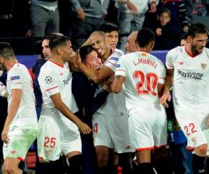 El mediocampista argentino del Sevilla Guido Pizarro celebra con el entrenador argentino del Sevilla Eduardo Berizzo después de marcar un gol.
