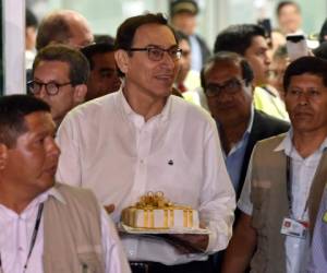 El nuevo gobernante, que acaba de cumplir 55 años, a su llegada al aeropuerto limeño, fue recibido por decenas de seguidores con una torta de cumpleaños. (Foto: AFP)