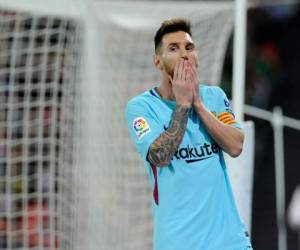 Barcelona's Argentinian forward Lionel Messi gestures during the Spanish league football match Athletic Club Bilbao vs FC Barcelona at the San Mames stadium in Bilbao on October 28, 2017. / AFP PHOTO / ANDER GILLENEA