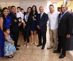 Los periodistas galardonados Dennis Andino y Kenya Torres junto al presidente del Congreso Nacional Mauricio Oliva y sus familiares.