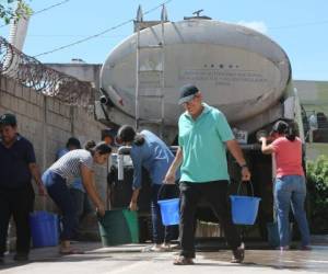 La crisis de este año es tan extrema que muchos sectores son abastecidos a través de cisternas del SANAA. Foto: David Romero/ EL HERALDO