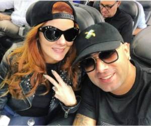 El cantante compartió una fotografía junto a su esposa informando que iban en el avión a Cancún, foto: Wisin/Instagram.