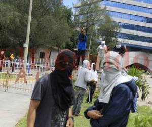 Varios encapuchados han llevado las protestas a diferentes puntos del país tomándose carreteras y quemando llantas.