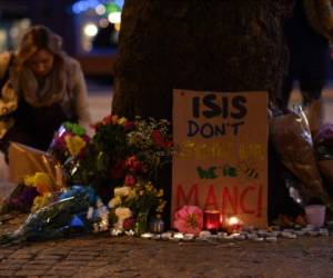 Los mensajes y los tributos florales se ven en Albert Square en Manchester, noroeste de Inglaterra en solidaridad con los muertos y heridos tras el ataque terrorista en concierto de Ariana Grande en Manchester Arena.