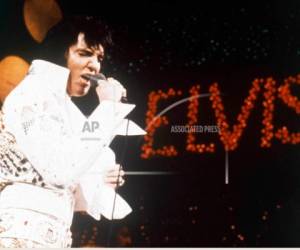 En esta imagen de archivo Elvis Presley, el Rey del Rock 'n' Roll, durante una actuación en 1972.