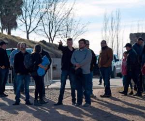 El ataque, en el que se estima que participaron unos 40 pistoleros, dejó un saldo de tres mujeres y seis niños fallecidos, además de una bruma de tristeza y consternación en LaMora. AFP.