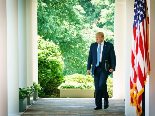 El presidente de los Estados Unidos, Donald Trump, recorre las Columnatas para hablar sobre el desarrollo de vacunas en el Jardín de las Rosas de la Casa Blanca en Washington. Foto: Agencia AFP.