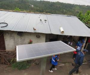 Muchas familias ya tienen electricidad de energía solar en el municipio de Chinacla y no volverán a encender una candela por muchos años.