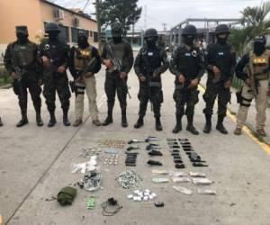 Las autoridades no dieron detalles sobre cómo ingresaron las armas y droga a la cárcel.