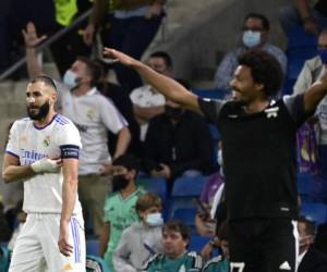 El delantero francés del Real Madrid, Karim Benzema, reacciona mientras el centrocampista brasileño del Sheriff Bruno Felipe Souza da Silva (R) celebra después del partido de fútbol del grupo D de la primera ronda de la Liga de Campeones de la UEFA entre el Real Madrid y el Sheriff Tiraspol en el estadio Santiago Bernabeu.