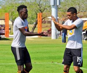 Alberth Elis celebra una de las anotaciones con Manotas. Foto: www.facebook.com/houstondynamo