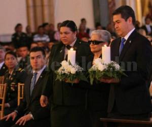 El presidente Juan Orlando Hernández camina junto a su madre en el interior de la Basílica Mayor de Suyapa durante una misa donde estuvo presente las Fuerzas Armadas de Honduras. Fotos: Jonhy Magallanes/ EL HERALDO