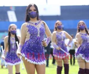 El icónico Instituto Central Vicente Cáceres fue el único colegio que formó parte de los atípicos desfiles por la celebración del Bicentenario de Honduras. Hermosas palillonas acompañaron a la banda marcial del histórico colegio capitalino. Fotos: Johny Magallanes | Karol Pavón | EL HERALDO