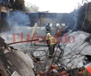 Al lugar llegaron miembros del Cuerpo de Bomberos para apagar el siniestro. Foto: Alex Pérez/ EL HERALDO