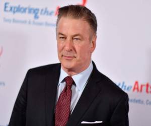 El actor estadounidense Alec Baldwin insistió el 8 de enero de 2022 en que estaba cumpliendo con la investigación sobre el tiroteo fatal en el set de un director de fotografía casi un mes después de que los detectives obtuvieran una orden judicial para su teléfono. Foto: Agencia AFP.