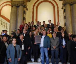 La vicepresidenta del Senado, Jeanine Anez, sostiene los cuatro evangelios canónicos mientras posa en el Palacio Quemado en La Paz. Foto AFP