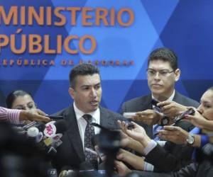 El director de Fiscalía, Rolando Argueta, y el jefe de la Unidad de Apoyo Fiscal, Roberto Ramírez, informaron ayer de la cuarta acusación por el caso IHSS.