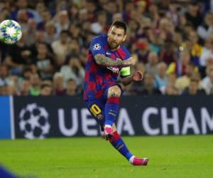 El argentino Lionel Messi, del Barcelona, ejecuta un tiro libre durante e partido de la Liga de Campeones ante el inter. Foto: AP.