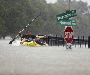 Con el cierre de dos aeropuertos, la evacuación de un importante hospital y sus principales vías cortadas, Houston, la principal ciudad de Texas, sucumbía este domingo a las inundaciones sin precedentes causadas por la tormenta Harvey, que deja al menos tres muertos. Foto: AFP.