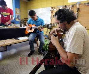 Los exóticos ukeleles son solo unas de las piezas que se diseñan y elaboran en el taller. Fotos: David Romero / EL HERALDO.