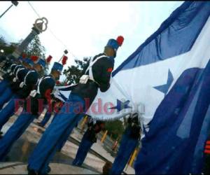 Los caballeros cadetes de la Academia Militar de Honduras General Francisco Morazán se encargaron en izar la Bandera.