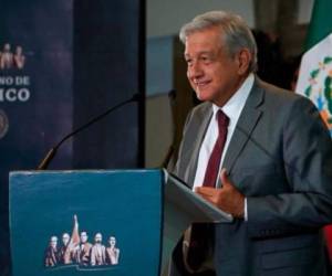 López Obrador, quien asumió la presidencia el 1 de diciembre, dijo que la idea es estimular el empleo y crecimiento salarial a través de incentivos fiscales y el incremento de la productividad. Foto AP