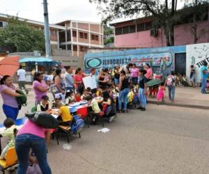 Los niños recibieron las clases en la calle.