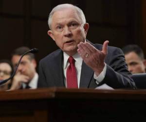 En otra parte de la audiencia, los senadores interrogaron a Sessions sobre su papel en el despido de Comey del cargo de Director del FBI. Foto: AFP