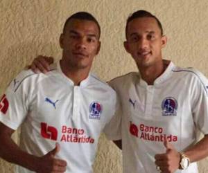 Diego Reyes y Rony Martínez posan con la camisa del Olimpia. Foto: Olimpia Twitter.