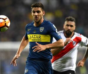 Lysander Magallan (L), de Boca Juniors, se lleva la pelota a las prácticas de Lucas de River Plate en la segunda etapa de su final de la Copa Libertadores argentina, en el estadio Santiago Bernabeu de Madrid, el 9 de diciembre de 2018. / AFP / Gabriel BOUYS.