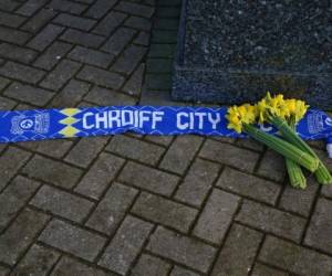 El argentino viajaba para incorporarse al Cardiff City, con el que había firmado el sábado. Los detalles ya se pueden ver afuera del estadio. Foto AFP