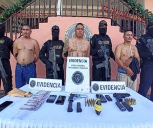Los detenidos responden a los nombres de Jorge Efraín Mejía Valladares (30), alias'Cabal', Joxan Noel Oyuela Zavala (31), conocido como 'Terrible' y José Luis Pineda (21), 'Chacula'.