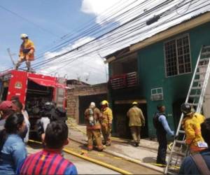 Los vecinos de la colonia Bella Vista intentaron apagar el incendio, pero ante la falta de agua en sus viviendas -a causa de los racionamientos- tuvieron que esperar la llegada de los bomberos. Foto: Cortesía