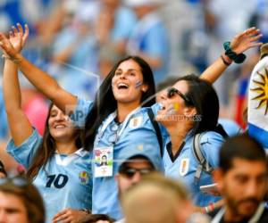 Aficionadas de la Selección de Uruguay apoyando a su equipo en el estadio Samara de Rusia.