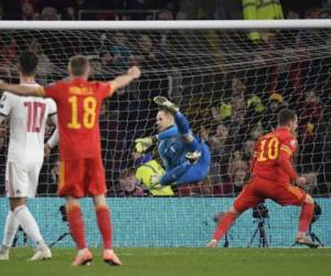 Aaron Ramsey, derecha, de Gales, festeja tras anotar el primer gol en contra de Hungría durante un partido clasificatorio del Grupo E para la Euro 2020 en el estadio Cardiff City, en Cardiff, Gales, el martes 19 de noviembre del 2019. Foto: AP.