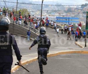 El conflicto previo entre seguidores de Motagua y Olimpia en las inmediaciones del estadio Nacional de Tegucigalpa (Foto: Deportes EL HERALDO Honduras)