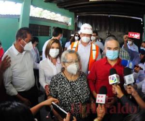 Momento en que llega doña Reyna Gonzáles a ejercer el sufragio junto a Yani y al aspirante a alcalde de la capital, el ingeniero Silvio Larios. Fotos: Alex Pérez/EL HERALDO.