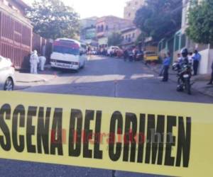 El cadáver del fallecido quedó tendido cerca de las llantas de uno de sus buses que recorrían la ruta Anillo Periférico-La Sosa.