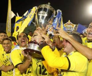 Los jugadores del Real España celebran con la copa de campeones. Foto: Ronal Aceituno / El Heraldo.