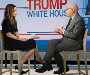 Esta foto facilitada por NBC shows, la periodista Savannah Guthrie entrevista a Michael Wolff en 'Today Show' en New York, sobre el libro 'Fire and Fury: Inside the Trump White House'.