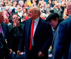 Donald Trump levantó el puño y saludó a los espectadores mientras ingresaba al Madison Square Garden. Foto: Agencia AFP.