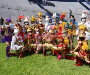 Al finalizar el show, las guapas jóvenes posaron para el lente de EL HERALDO y dejaron ver sus hermosos y detallados atuendos que recuerdan la diversidad que hay en el país. Foto: Johny Magallanes | EL HERALDO.