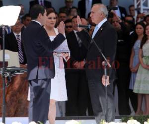 El doctor Mauricio Oliva, presidente del poder legislativo, tomando promesa de ley a Juan Orlando Hernández en 2014. Foto: El Heraldo.