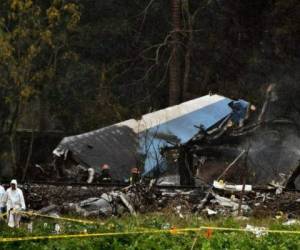 Investigadores forenses del Ministerio del Interior de Cuba analizan el lugar del siniestro del avión de pasajeros que se estrelló en La Habana. Foto AP